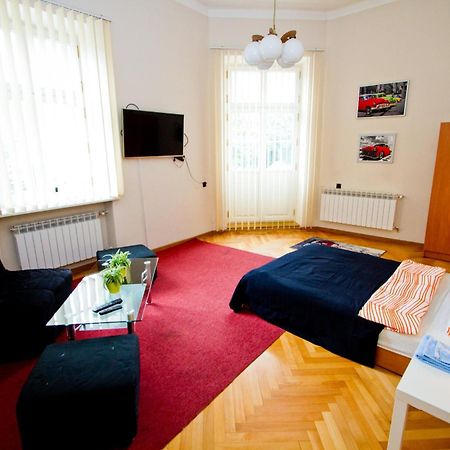 B Movie Guest Rooms Krasków Εξωτερικό φωτογραφία