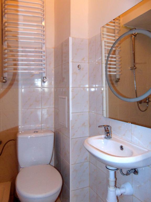 B Movie Guest Rooms Krasków Εξωτερικό φωτογραφία