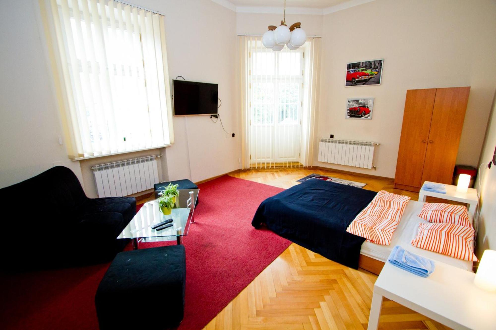 B Movie Guest Rooms Krasków Εξωτερικό φωτογραφία