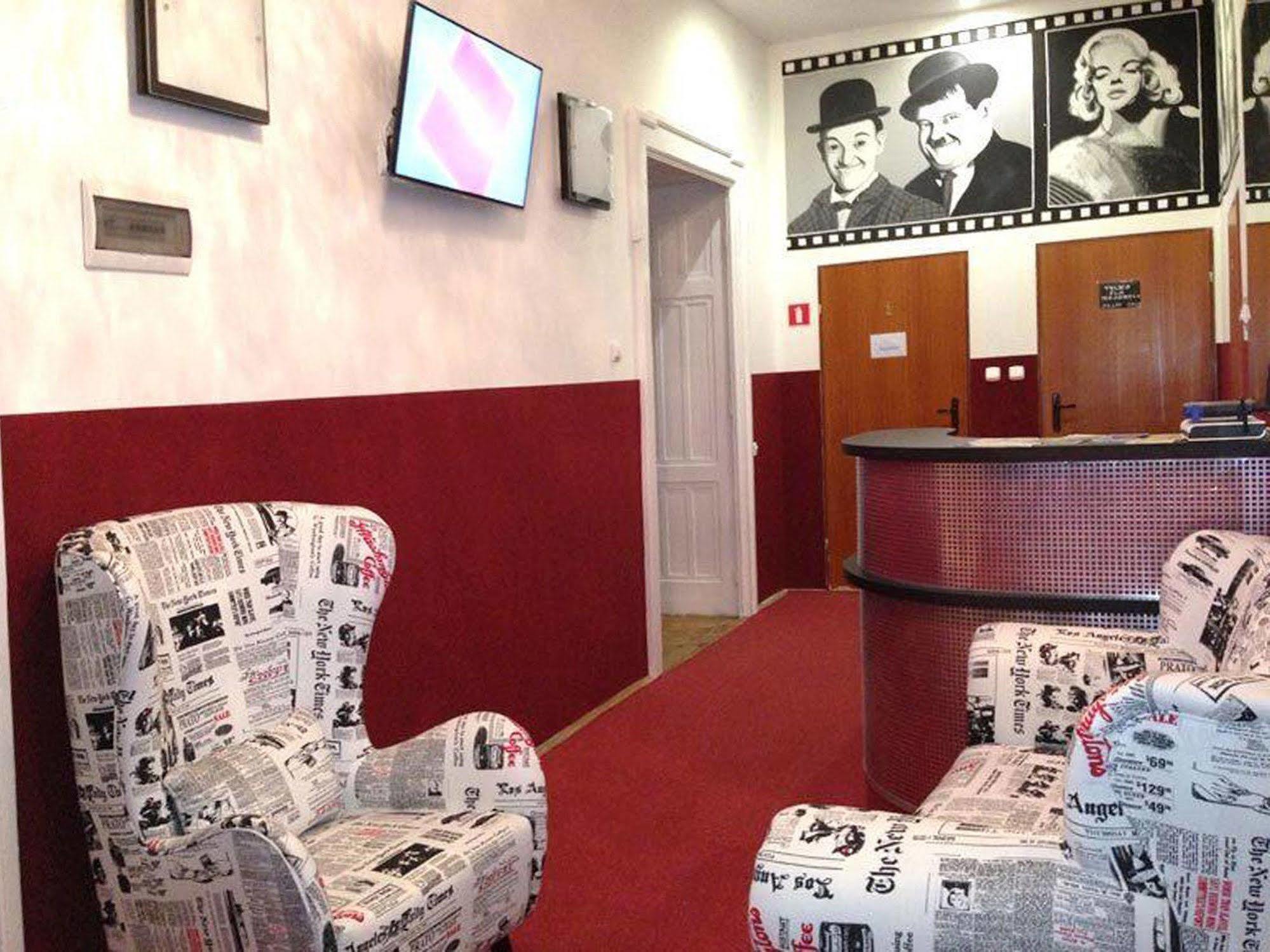 B Movie Guest Rooms Krasków Εξωτερικό φωτογραφία