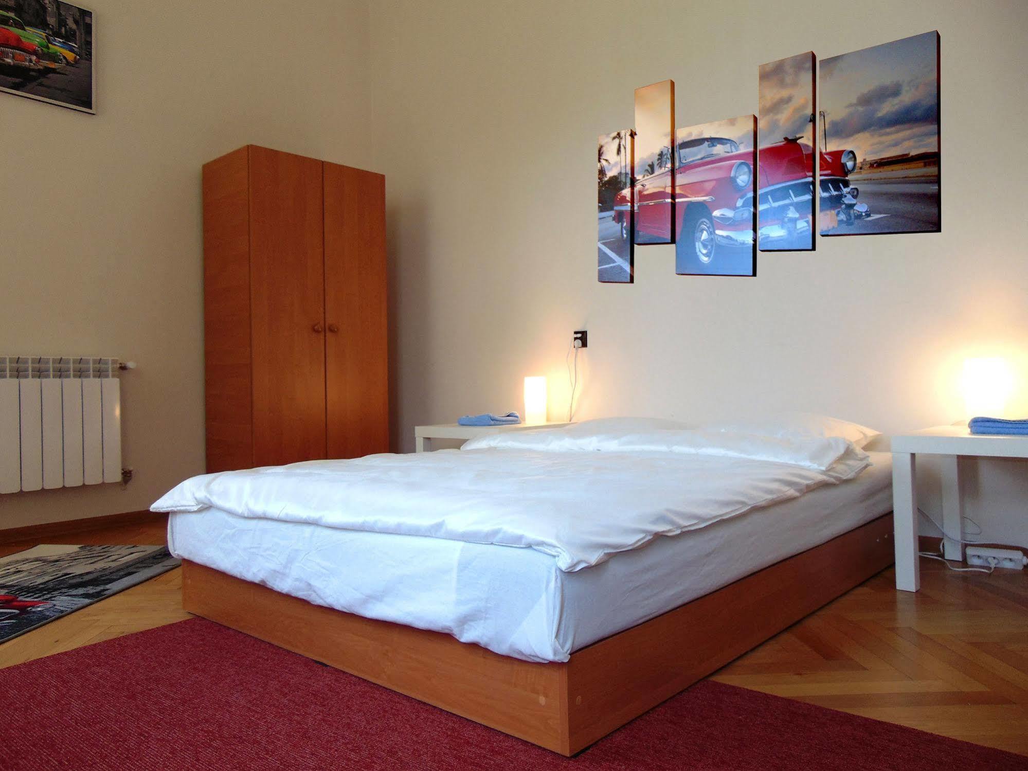 B Movie Guest Rooms Krasków Εξωτερικό φωτογραφία