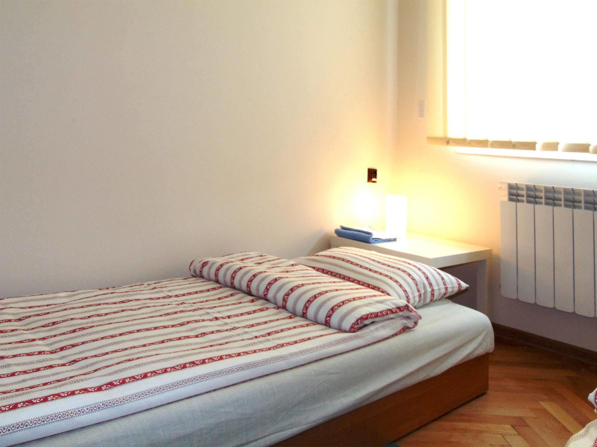 B Movie Guest Rooms Krasków Εξωτερικό φωτογραφία