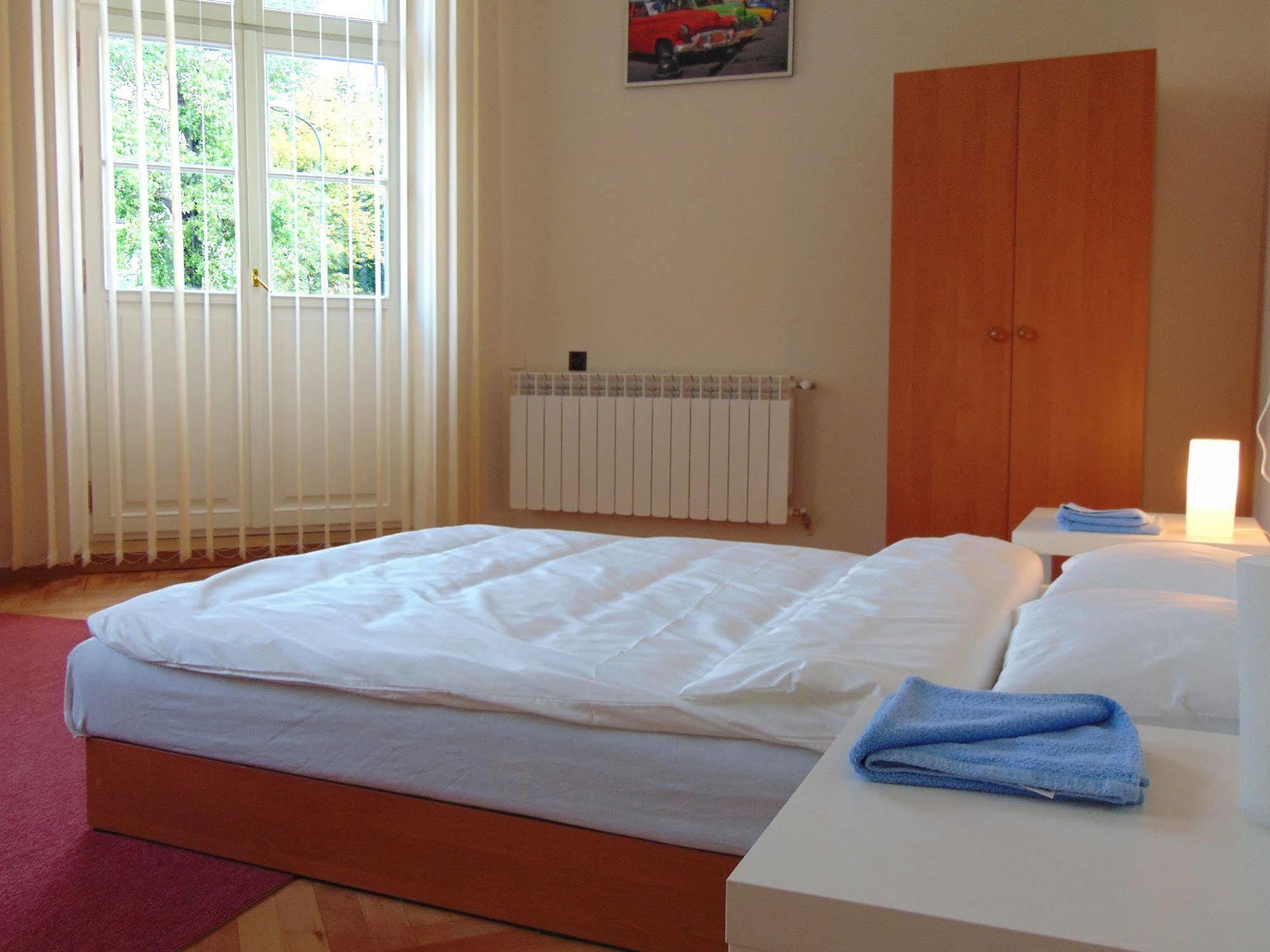 B Movie Guest Rooms Krasków Εξωτερικό φωτογραφία