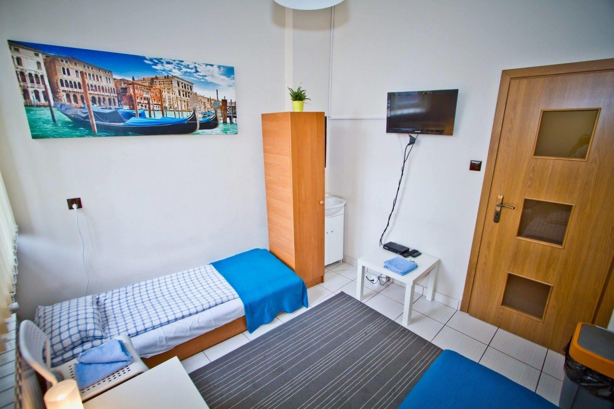 B Movie Guest Rooms Krasków Εξωτερικό φωτογραφία
