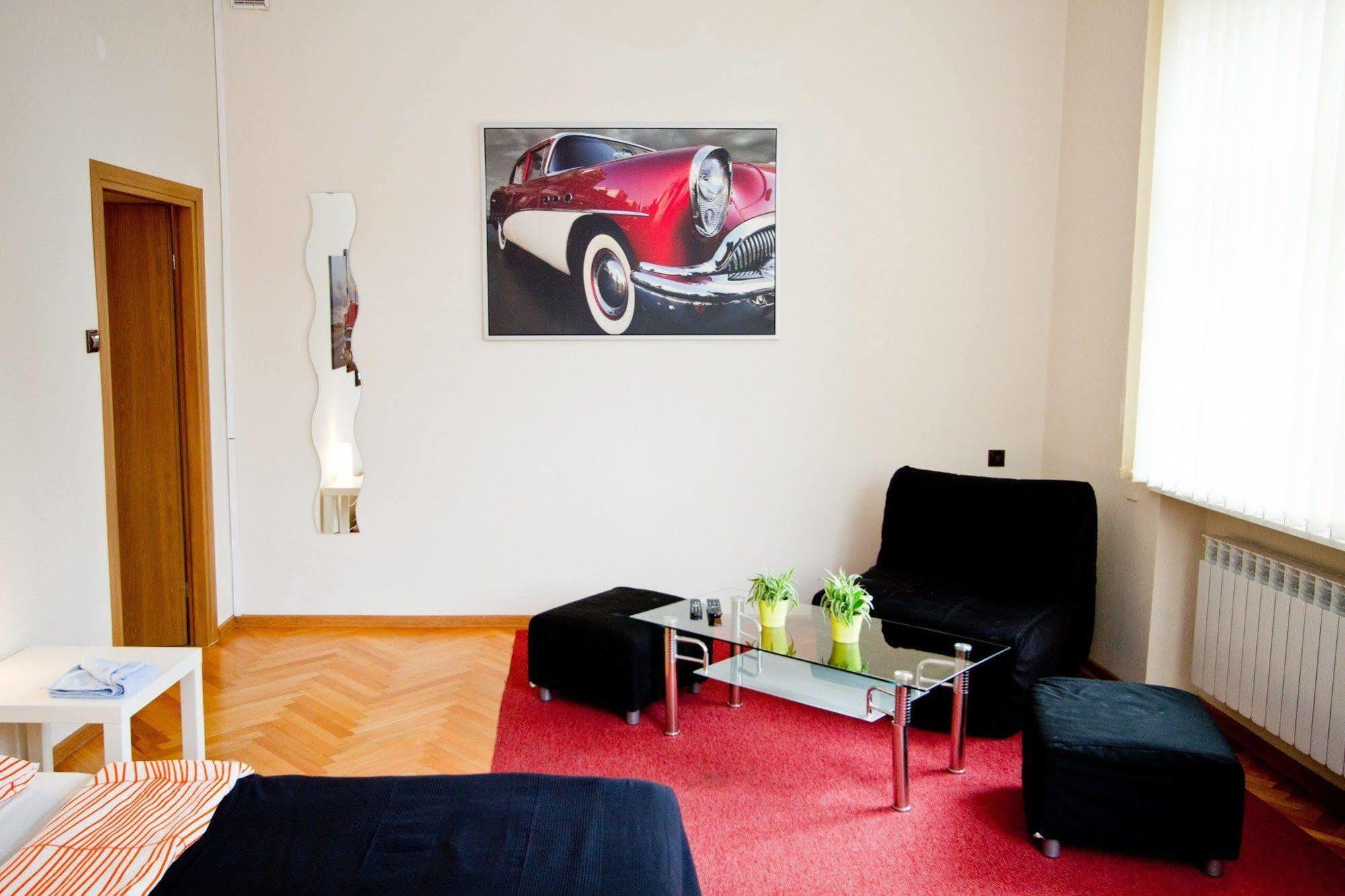 B Movie Guest Rooms Krasków Εξωτερικό φωτογραφία