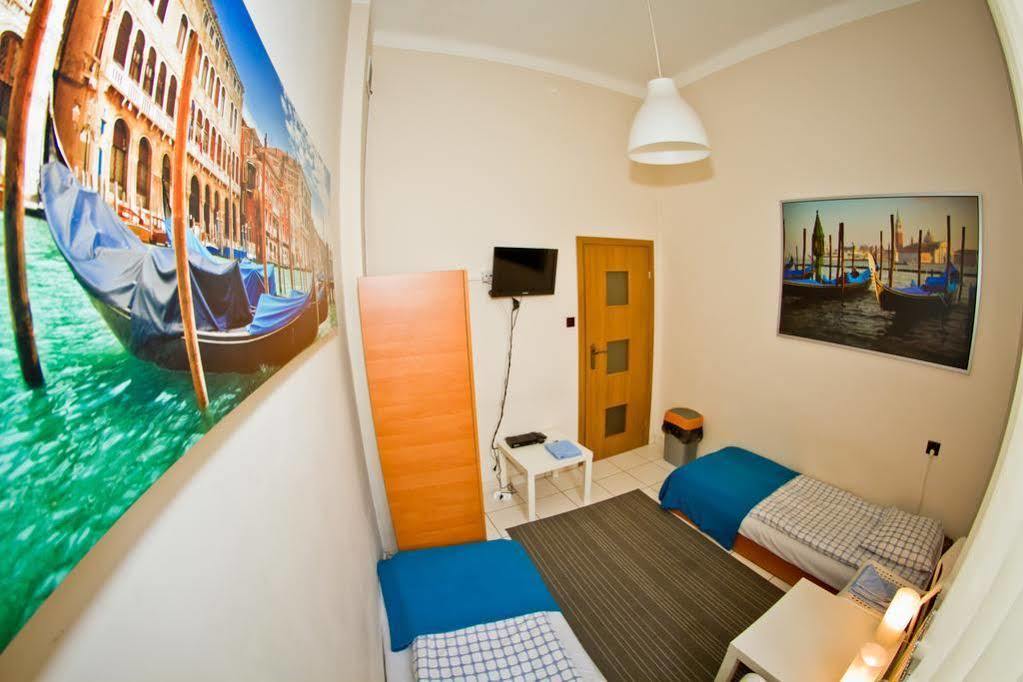 B Movie Guest Rooms Krasków Εξωτερικό φωτογραφία
